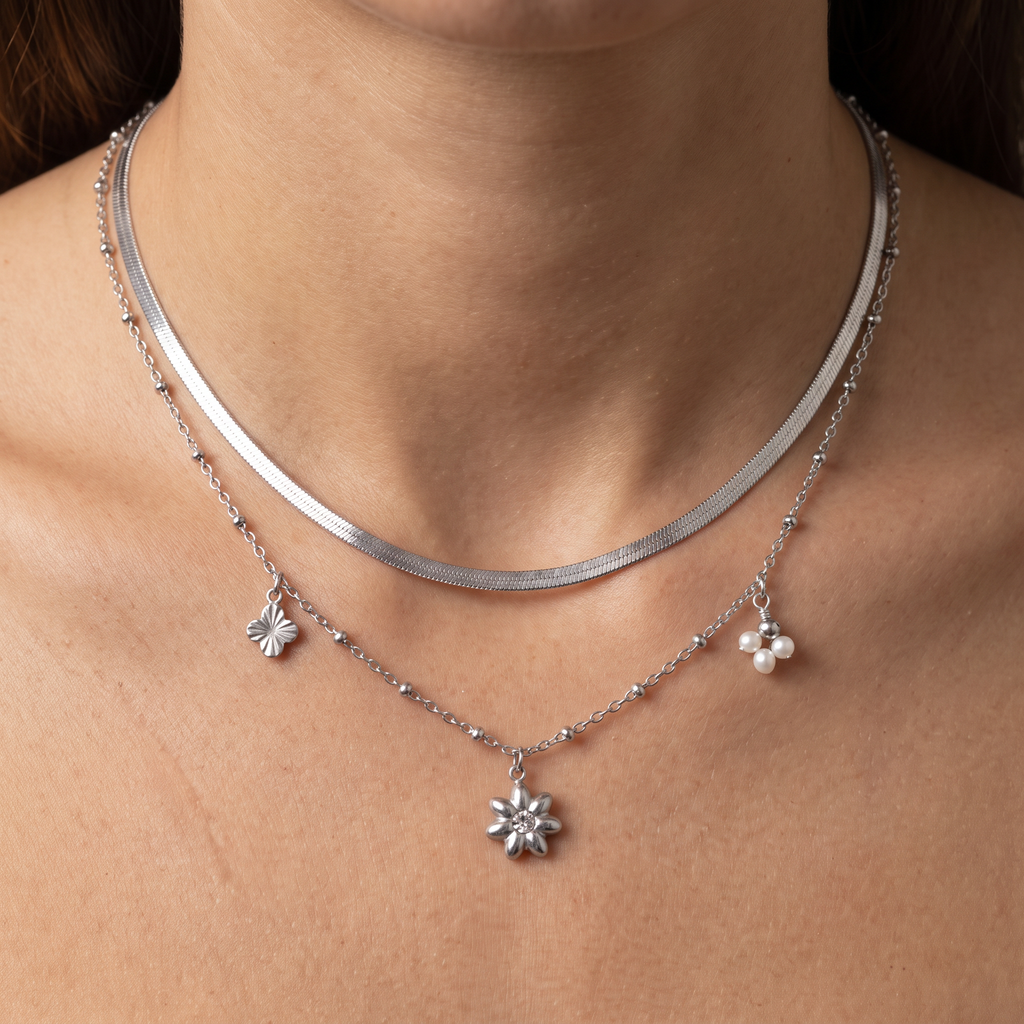 Collier fleur à strass double rang 42 cm, porté, argenté