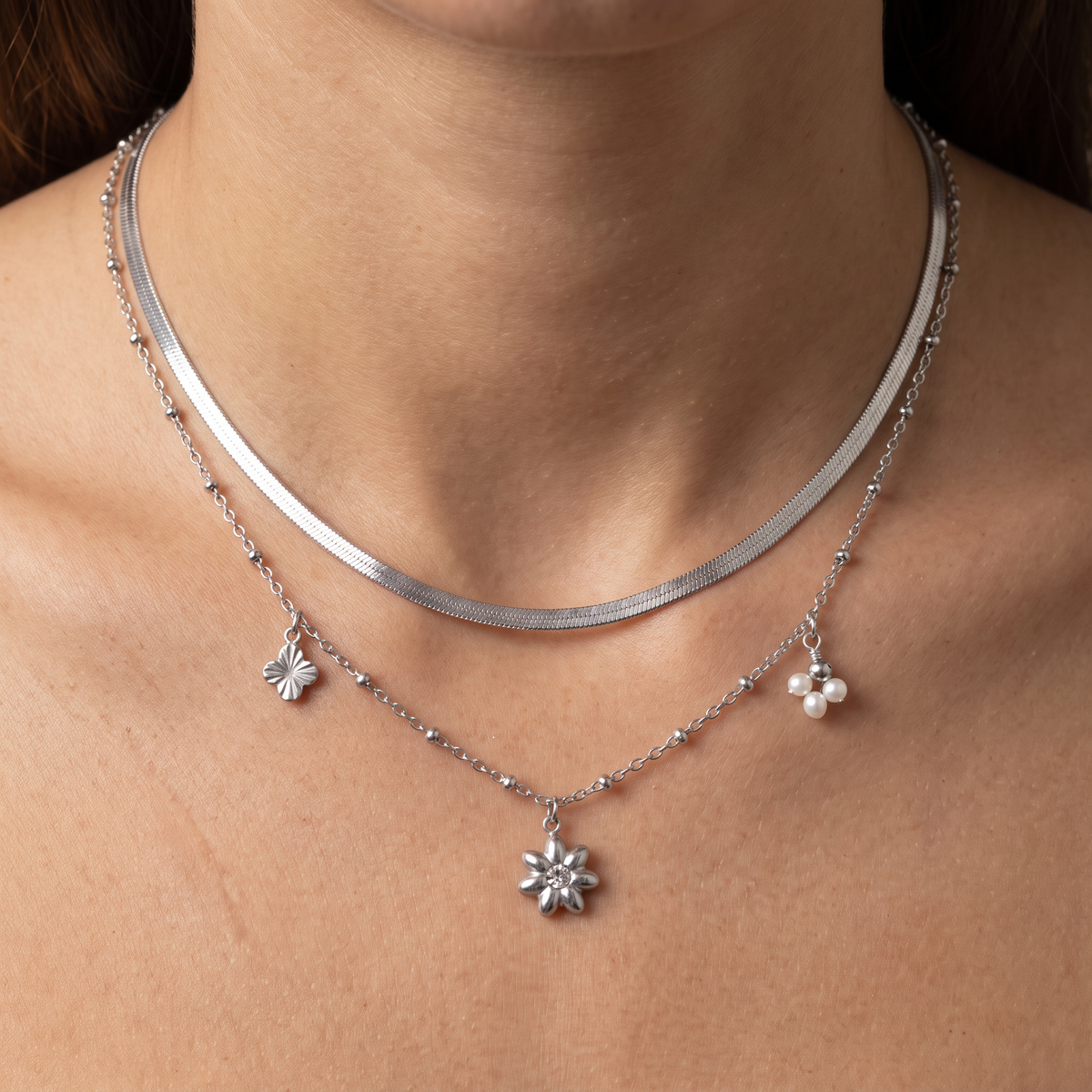 Collier fleur à strass double rang 42 cm, porté, argenté