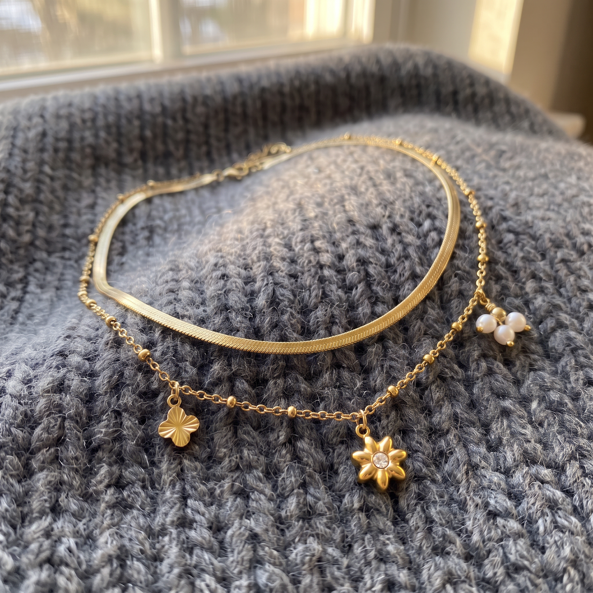 Collier fleur à strass double rang 42 cm, porté en tenue, doré