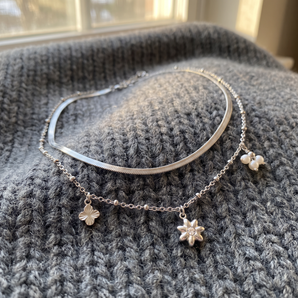 Collier fleur à strass double rang 42 cm, porté en tenue, argenté
