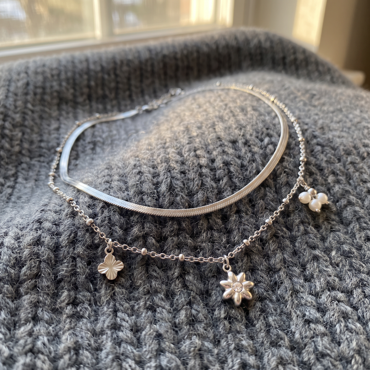 Collier fleur à strass double rang 42 cm, porté en tenue, argenté