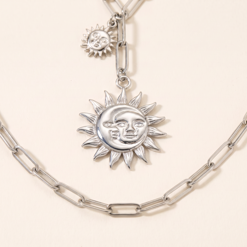 Collier soleil double rang, détail du motif, argenté