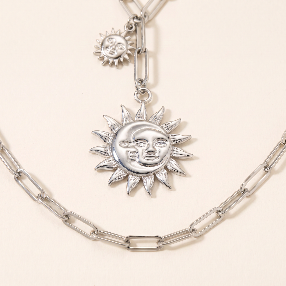 Collier soleil double rang, détail du motif, argenté