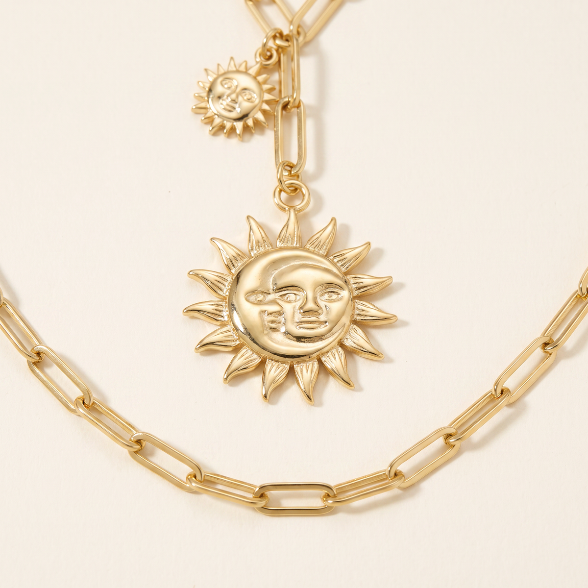 Collier soleil double rang, détail du motif, doré