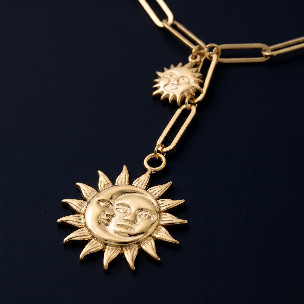 Collier soleil double rang, motif en gros plan