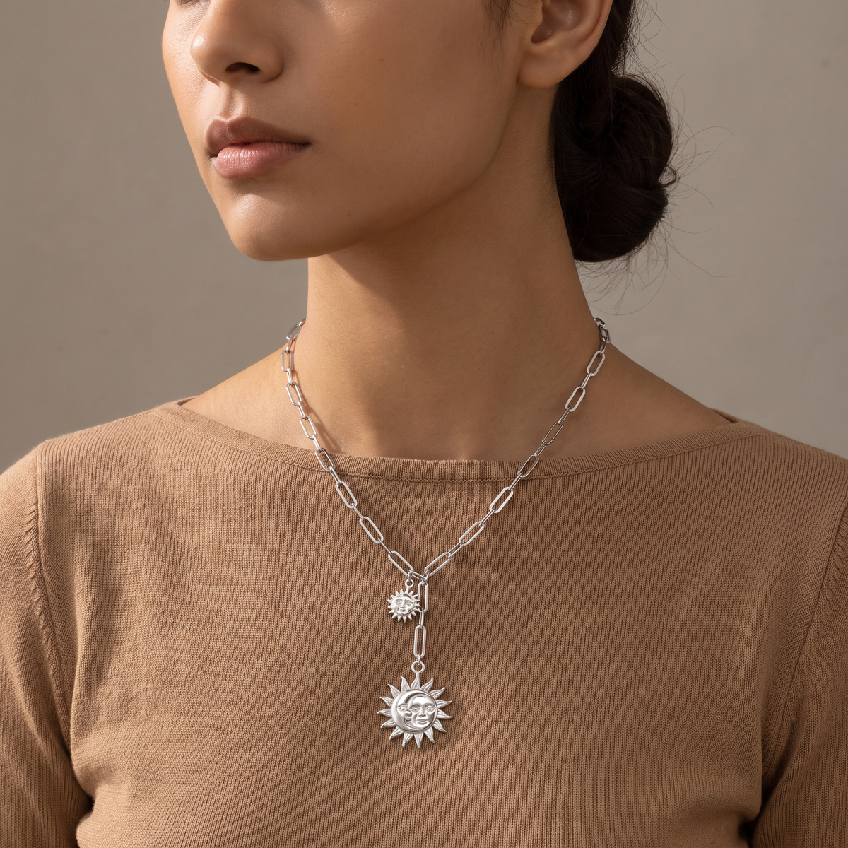 Collier soleil double rang, porté mi-corps, argenté