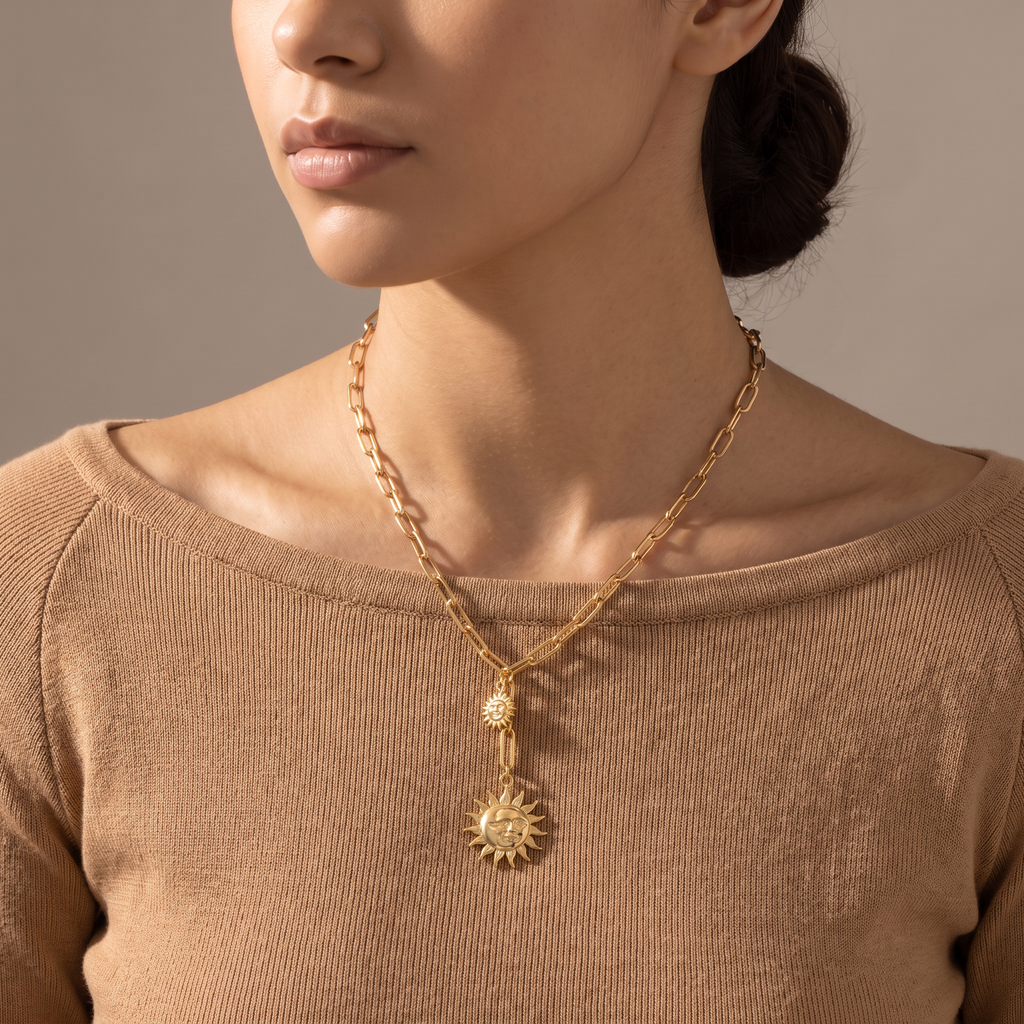 Collier soleil double rang, porté mi-corps, doré