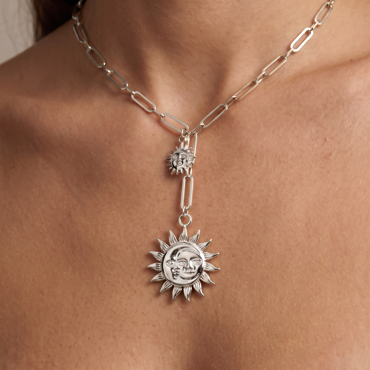 Collier soleil double rang, porté, argenté