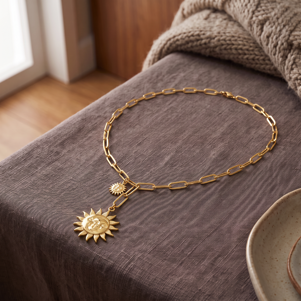 Collier soleil double rang, porté en tenue, doré