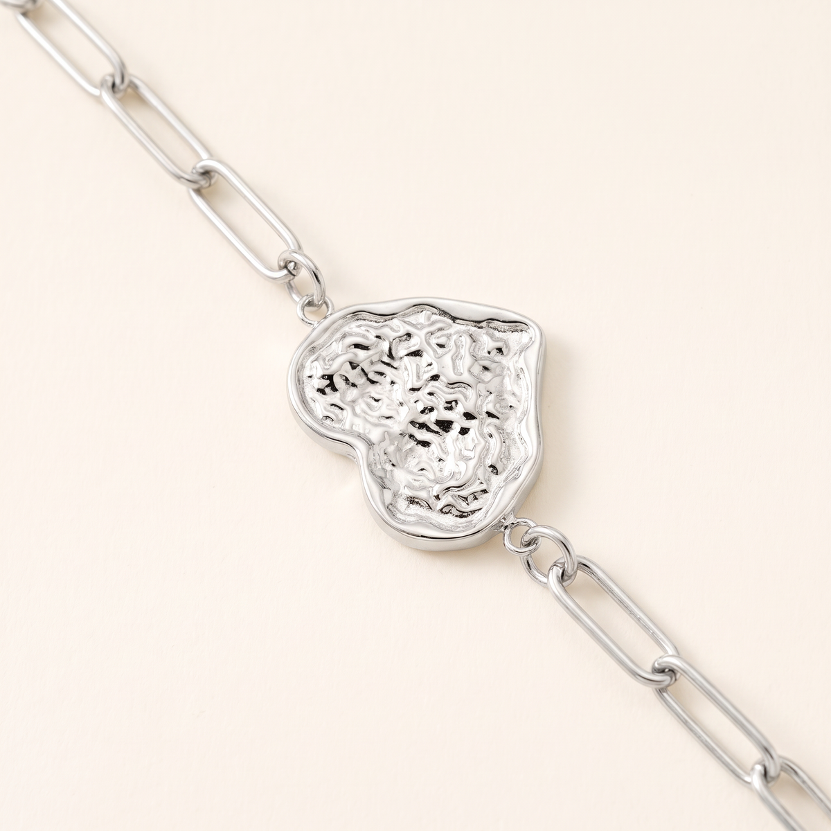 Collier charms étoile, lune et soleil 40 cm, détail du motif, argenté