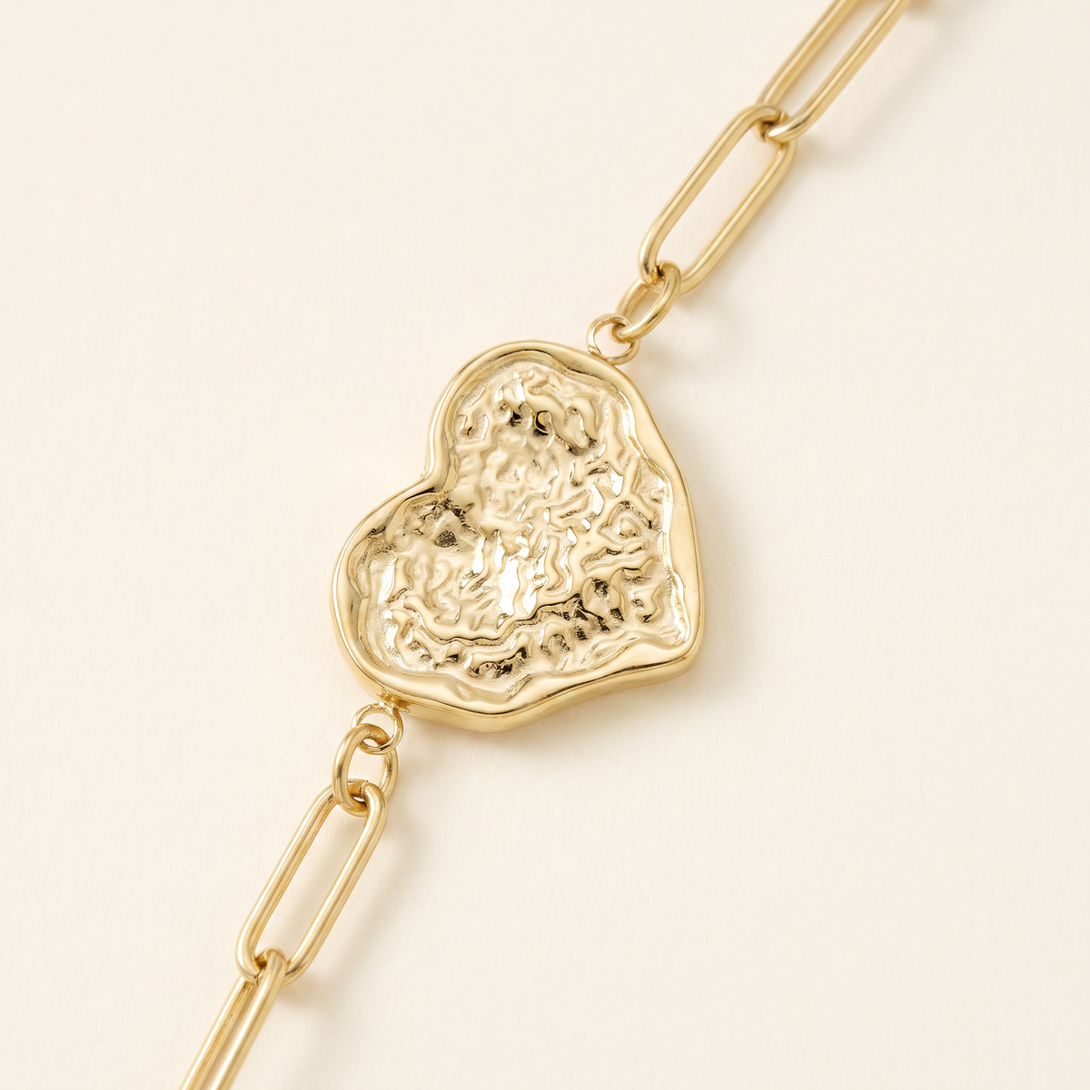 Collier charms étoile, lune et soleil 40 cm, détail du motif, doré