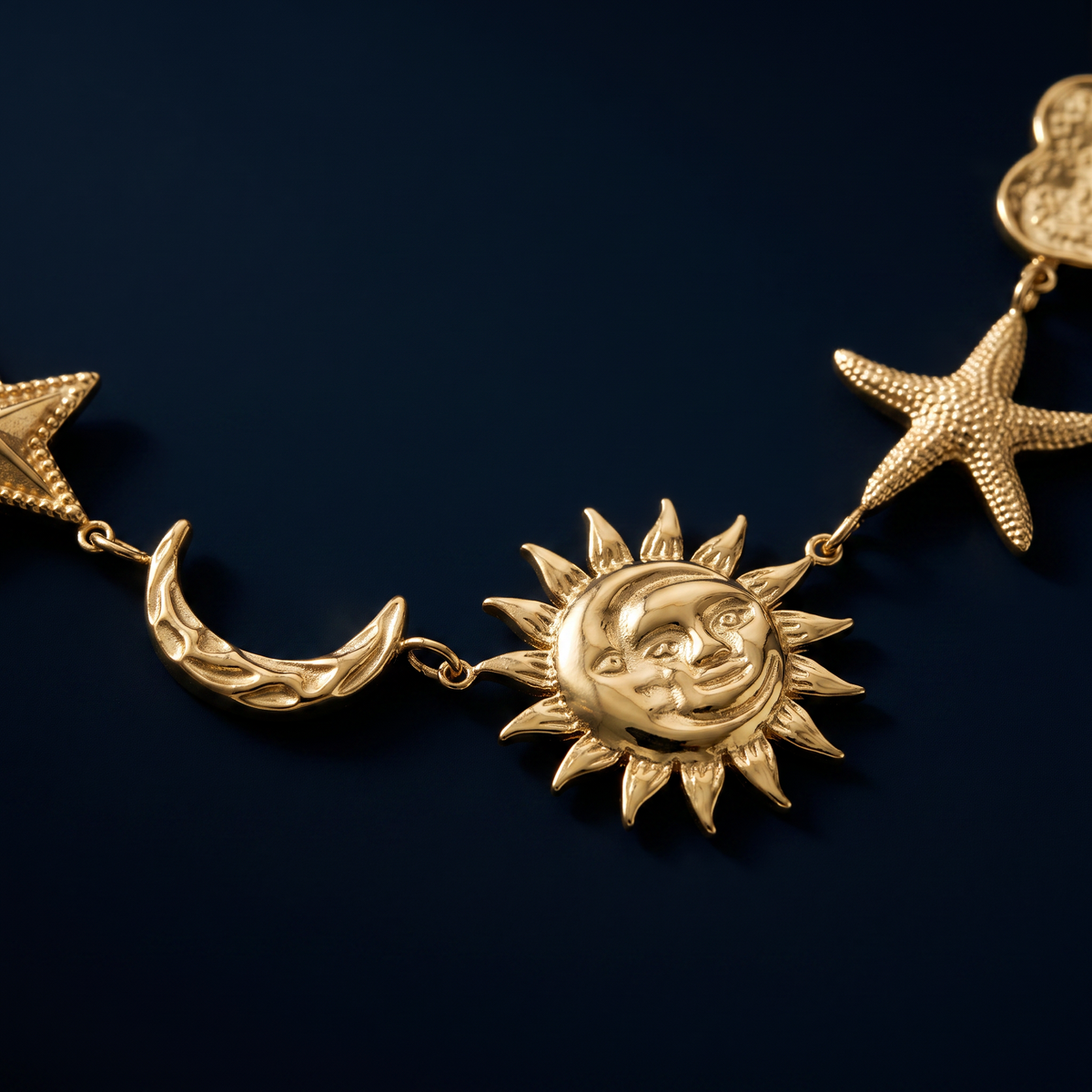 Collier charms étoile, lune et soleil 40 cm, motif en gros plan