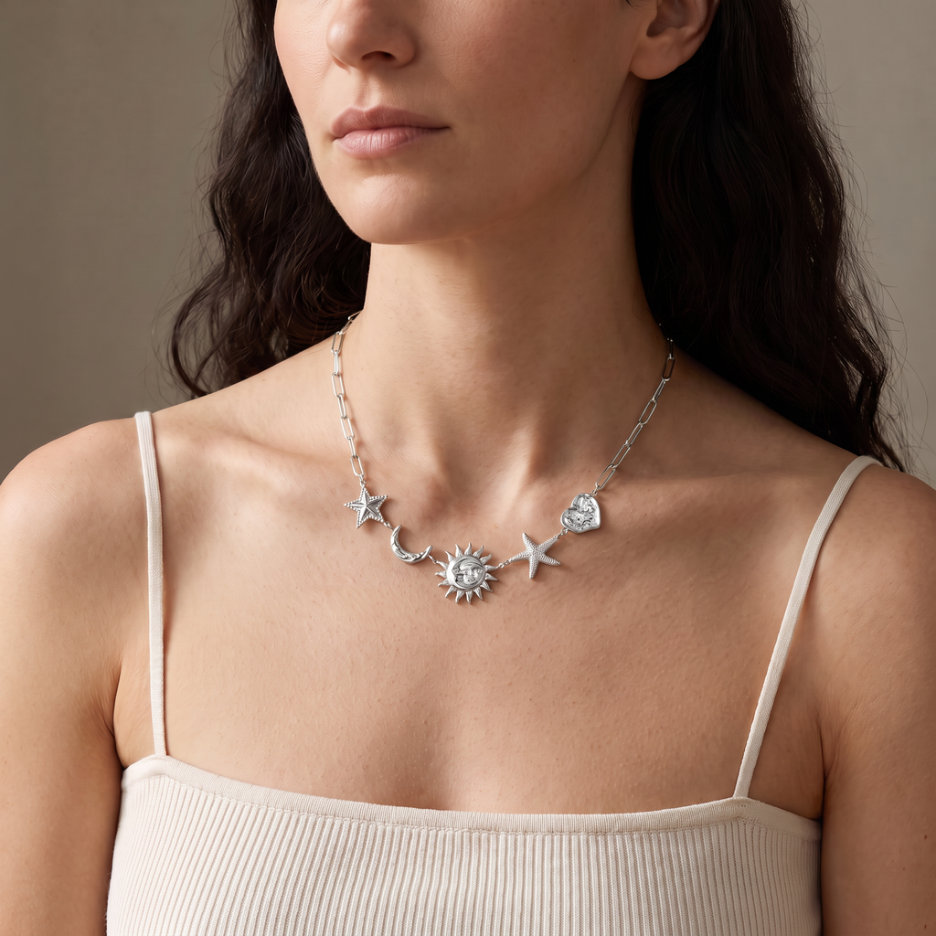 Collier charms étoile, lune et soleil 40 cm, porté mi-corps, argenté