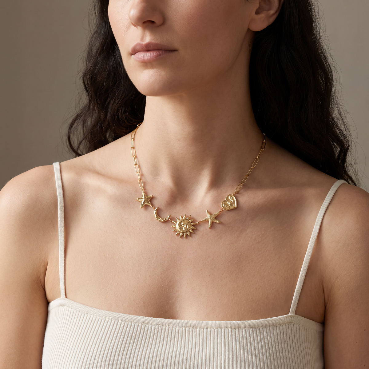 Collier charms étoile, lune et soleil 40 cm, porté mi-corps, doré