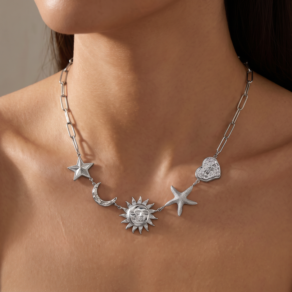 Collier charms étoile, lune et soleil 40 cm, porté, argenté