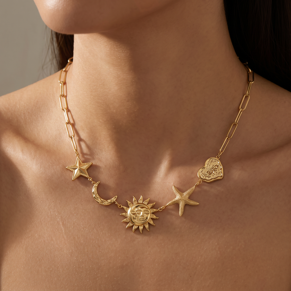 Collier charms étoile, lune et soleil 40 cm, porté, doré