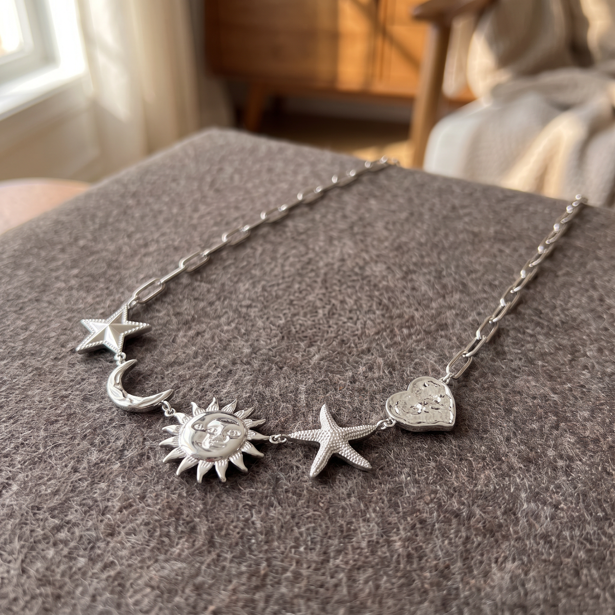 Collier charms étoile, lune et soleil 40 cm, porté en tenue, argenté