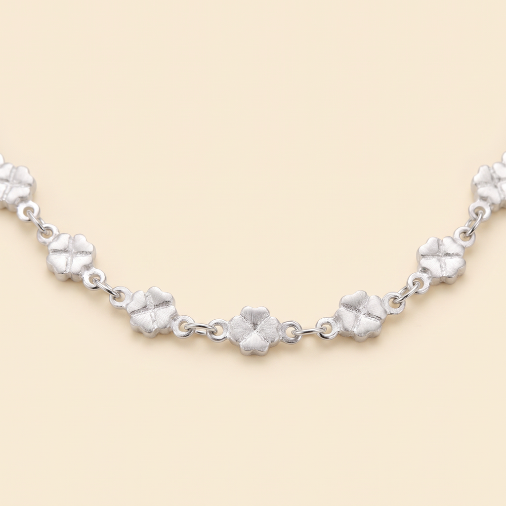 Collier ras de cou trèfle, détail du motif, argenté
