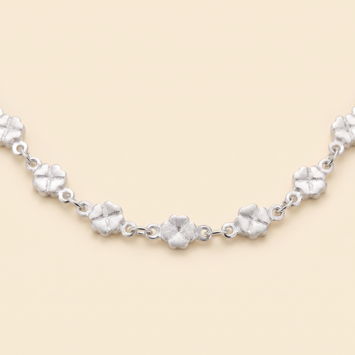Collier ras de cou trèfle, détail du motif, argenté