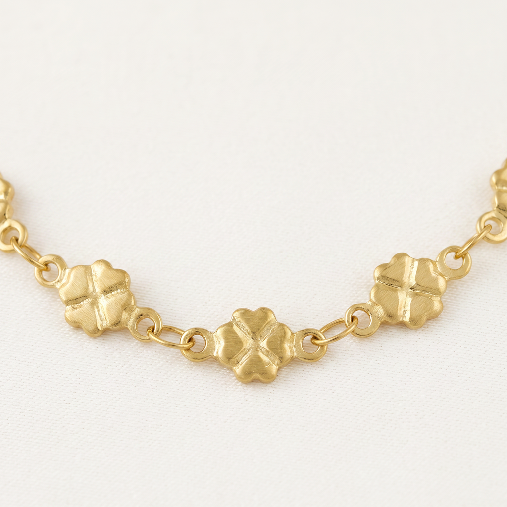 Collier ras de cou trèfle, détail du motif, doré
