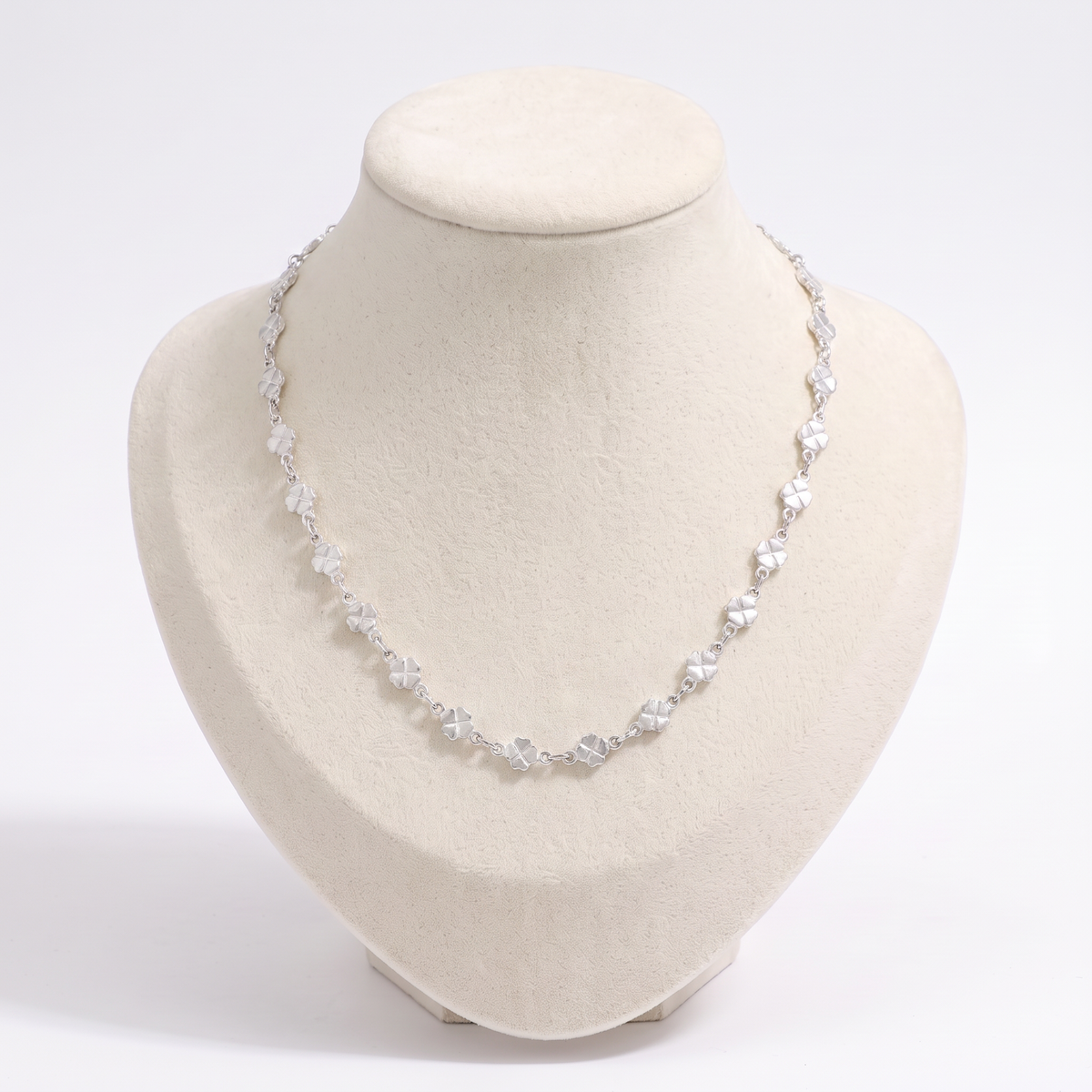 Collier ras de cou trèfle, vue de face, argenté