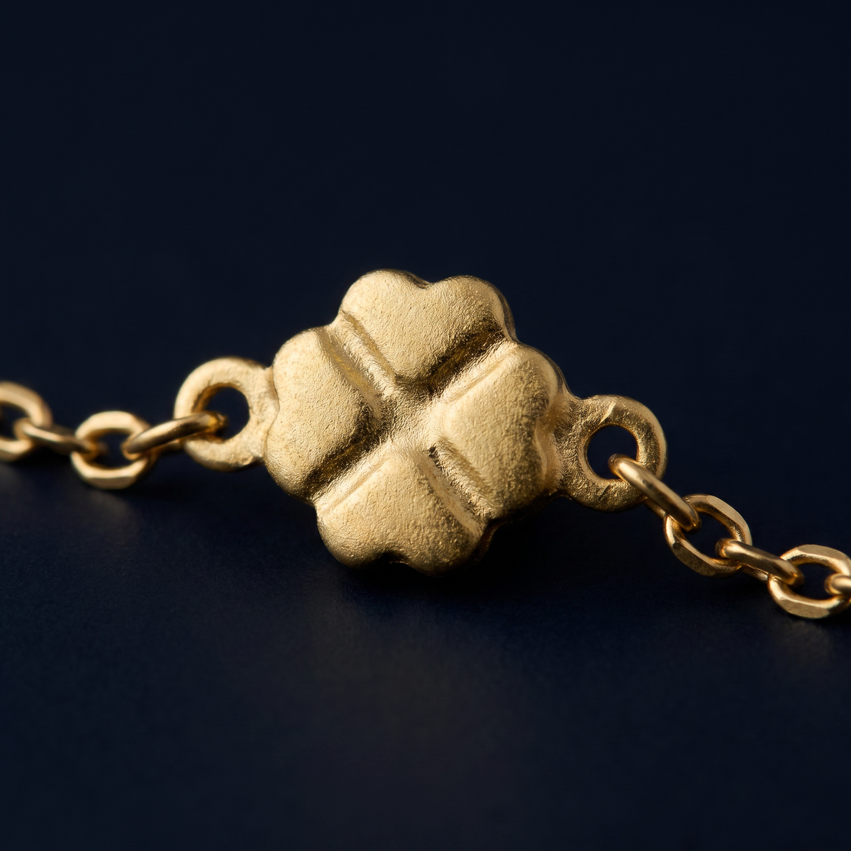 Collier ras de cou trèfle, motif en gros plan