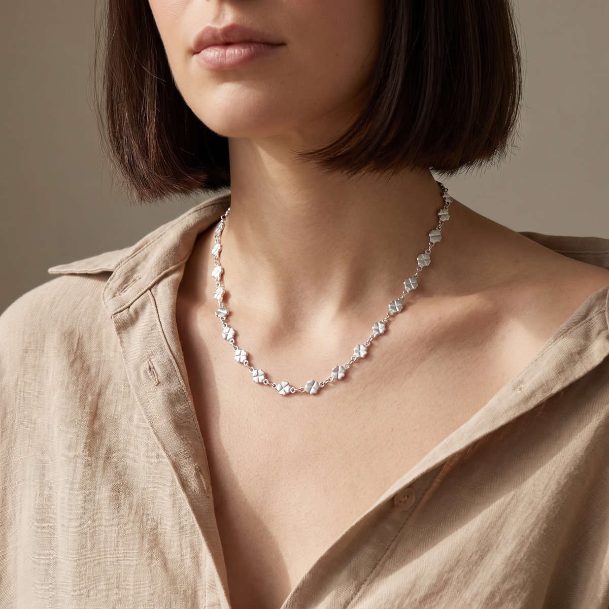 Collier ras de cou trèfle, porté mi-corps, argenté