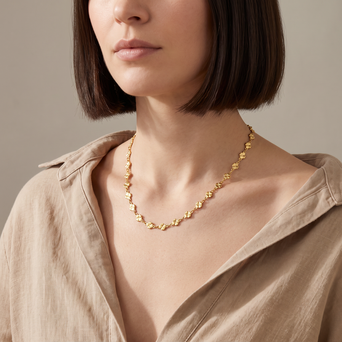 Collier ras de cou trèfle, porté mi-corps