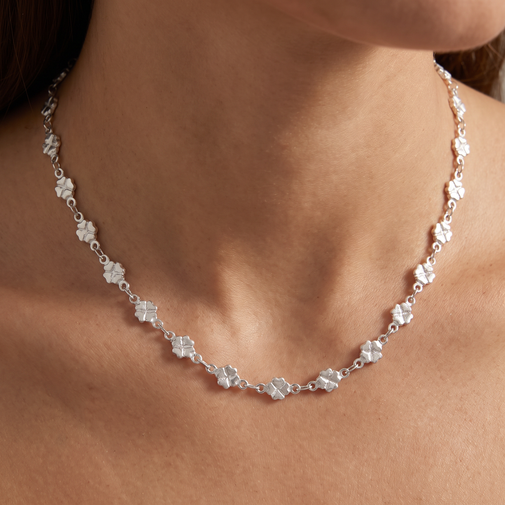 Collier ras de cou trèfle, porté, argenté