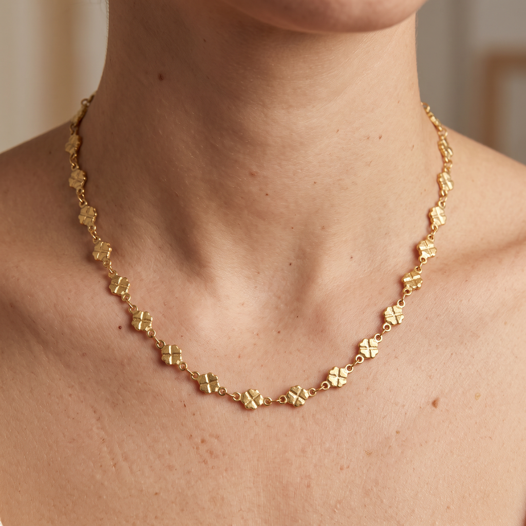 Collier ras de cou trèfle, porté, doré