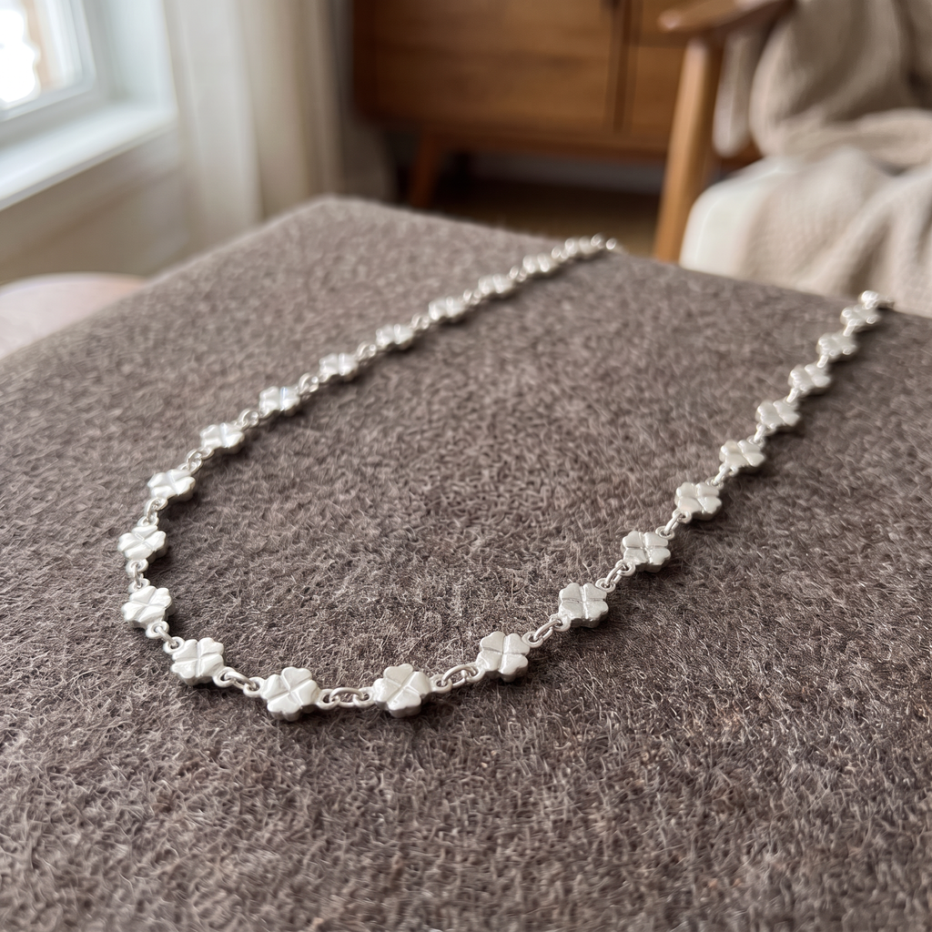 Collier ras de cou trèfle, porté en tenue, argenté