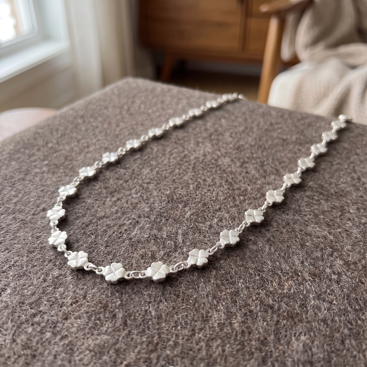 Collier ras de cou trèfle, porté en tenue, argenté