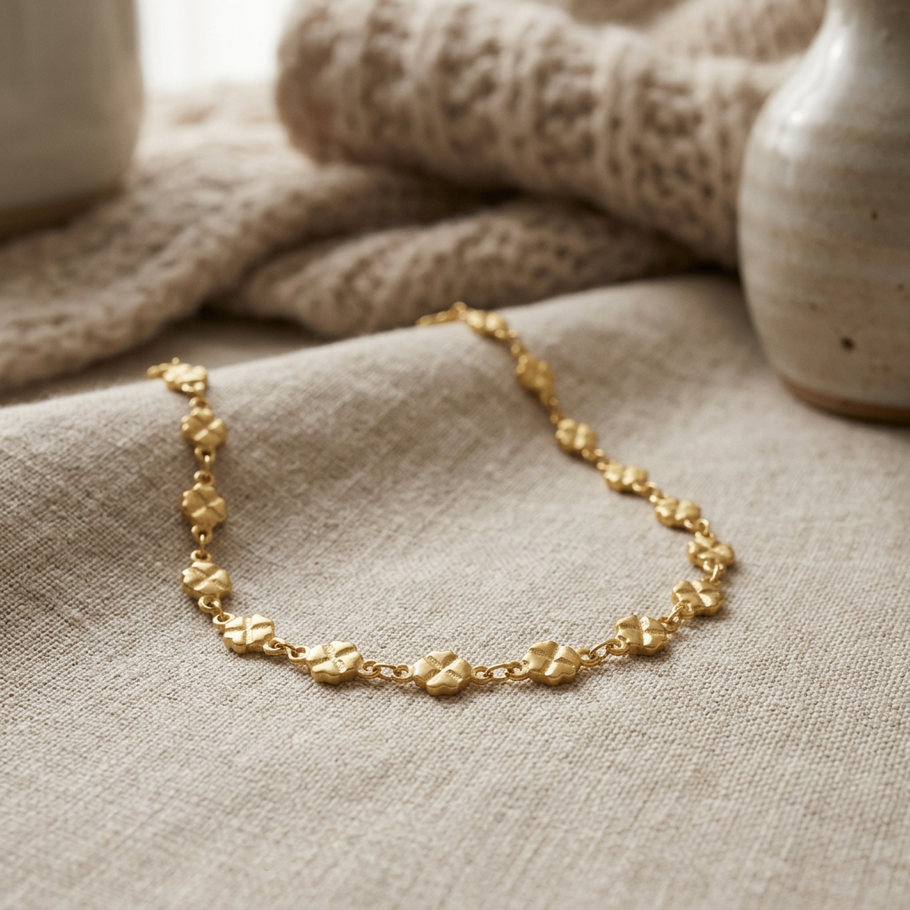 Collier ras de cou trèfle, porté en tenue, doré