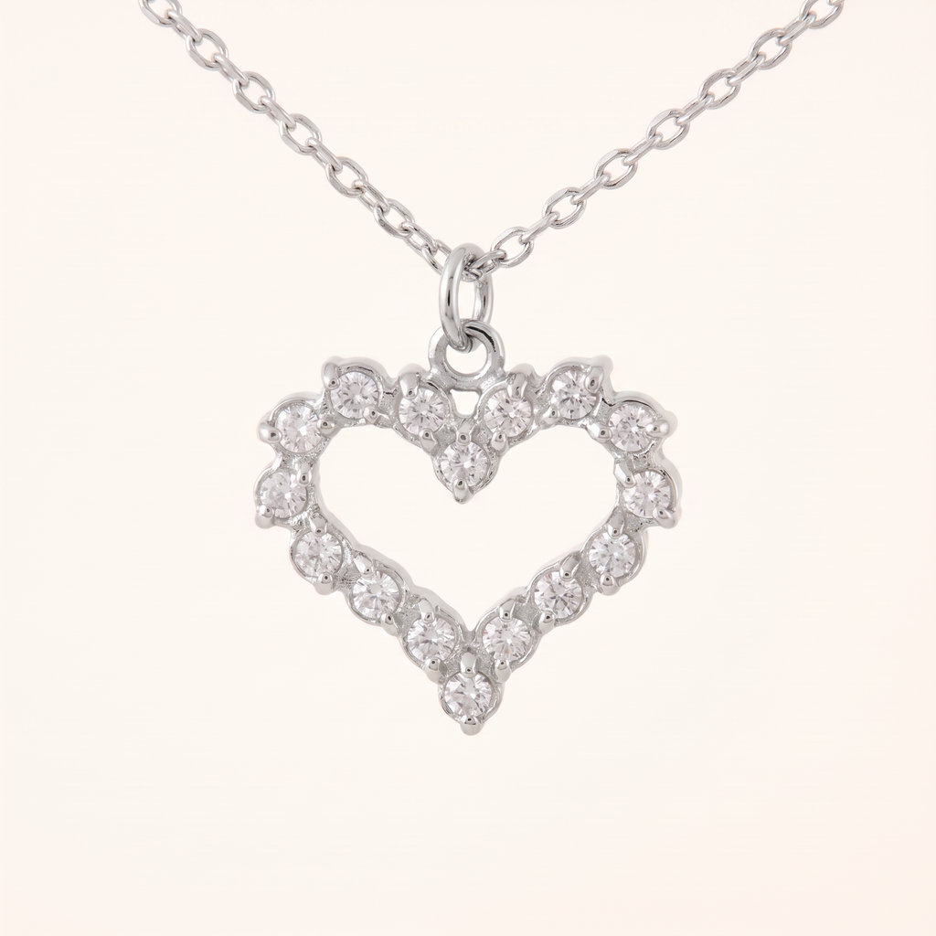 Collier cœur à strass, détail du motif, argenté
