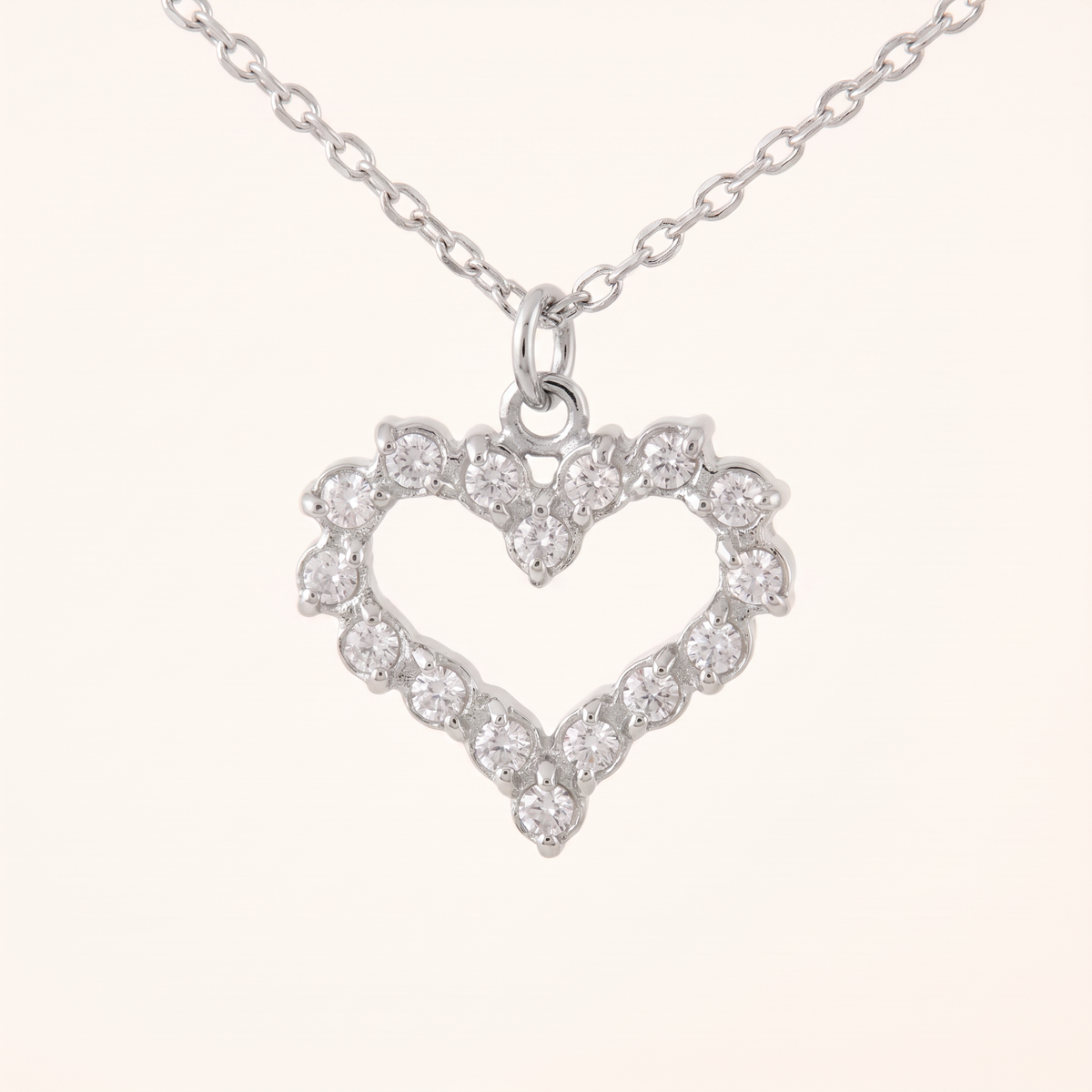 Collier cœur à strass, détail du motif, argenté