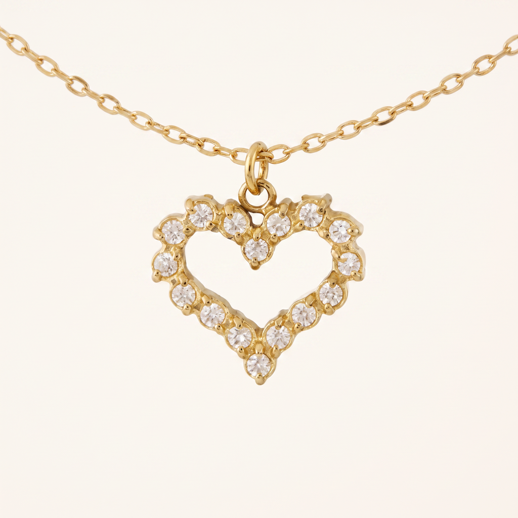 Collier cœur à strass, détail du motif, doré
