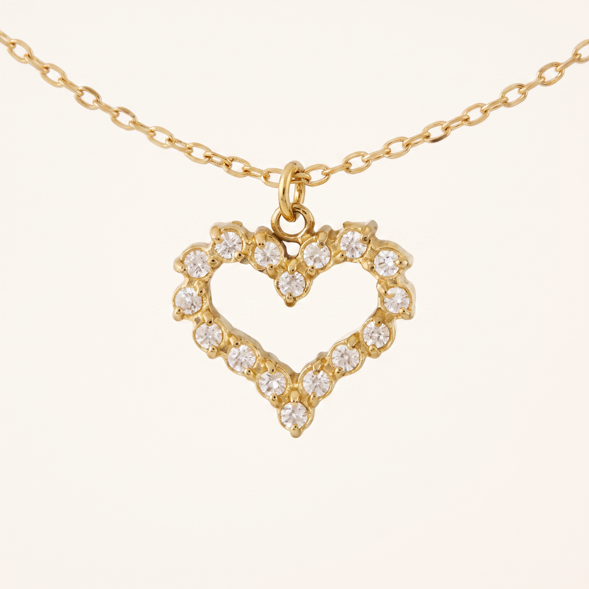 Collier cœur à strass, détail du motif, doré