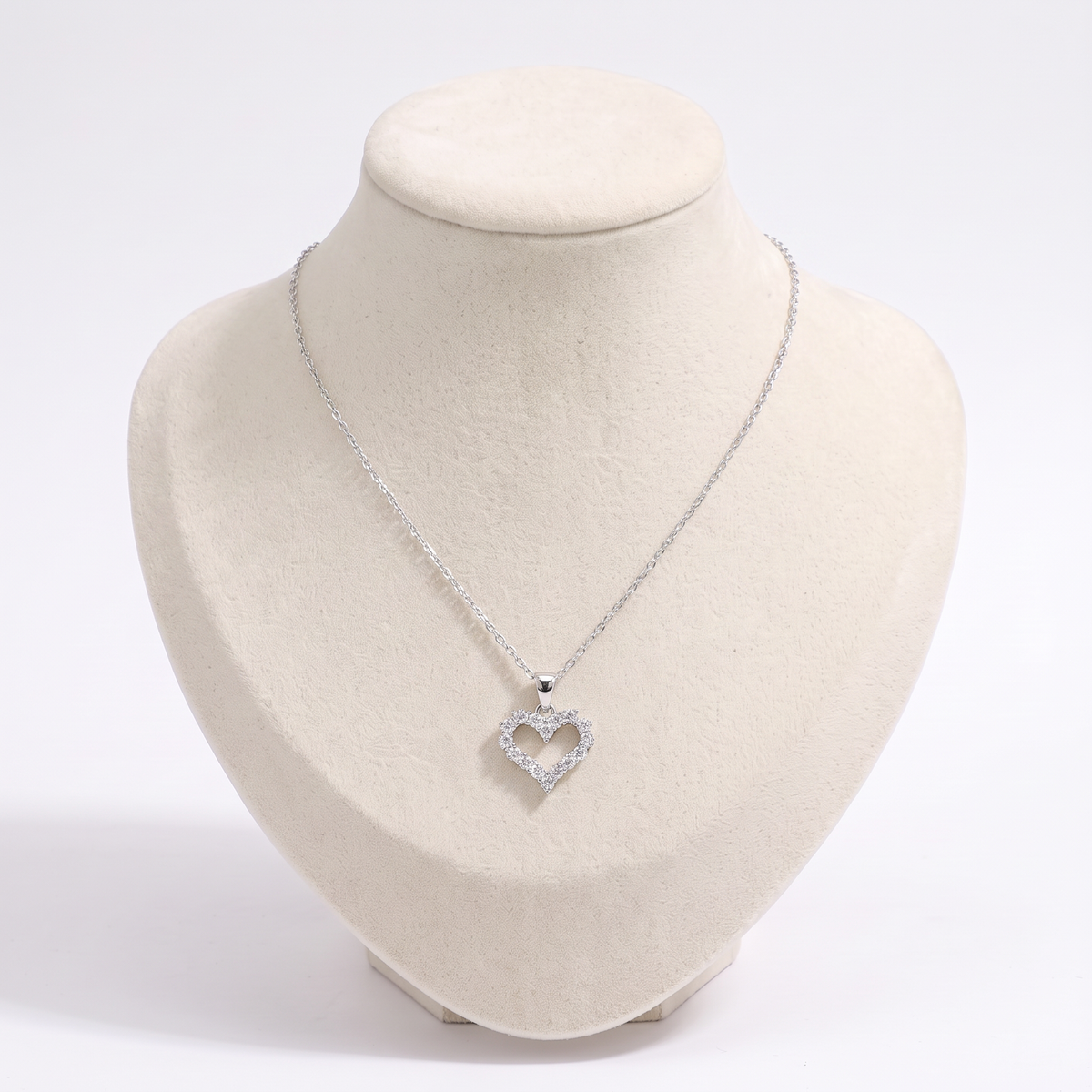 Collier cœur à strass, vue de face, argenté