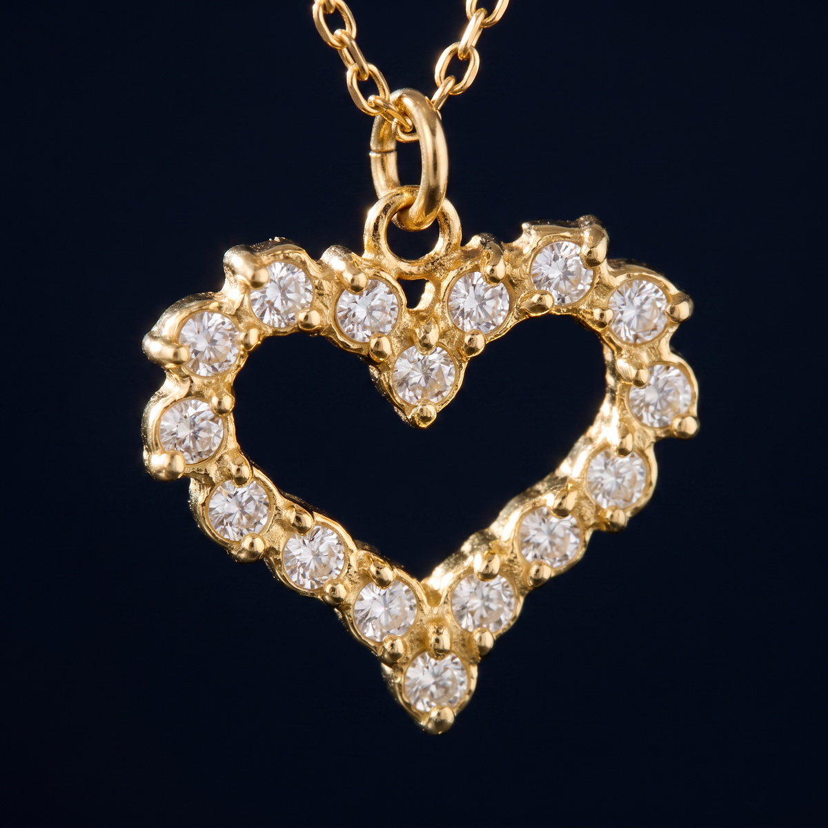 Collier cœur à strass, motif en gros plan