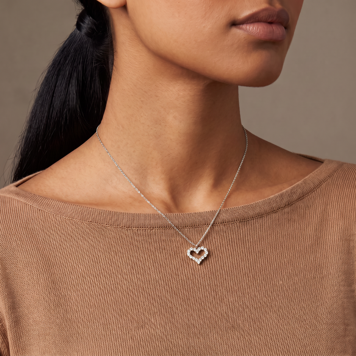 Collier cœur à strass, porté mi-corps, argenté