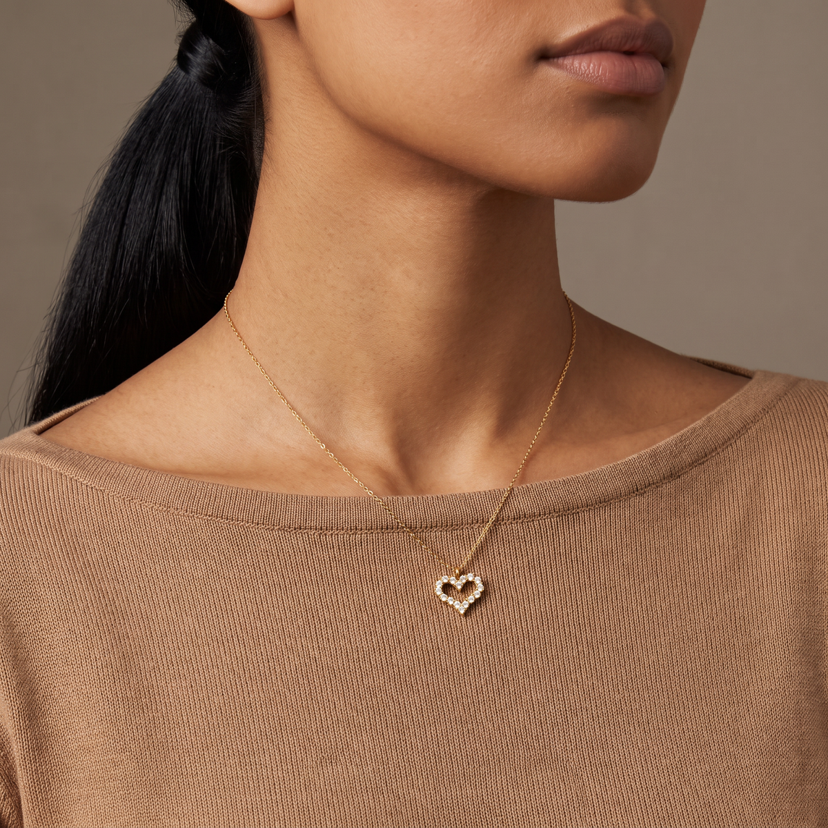 Collier cœur à strass, porté mi-corps, doré