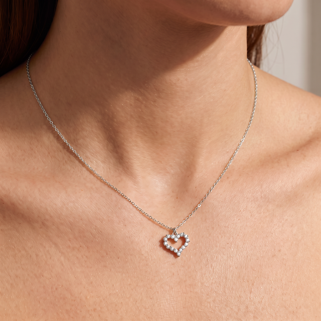 Collier cœur à strass, porté, argenté