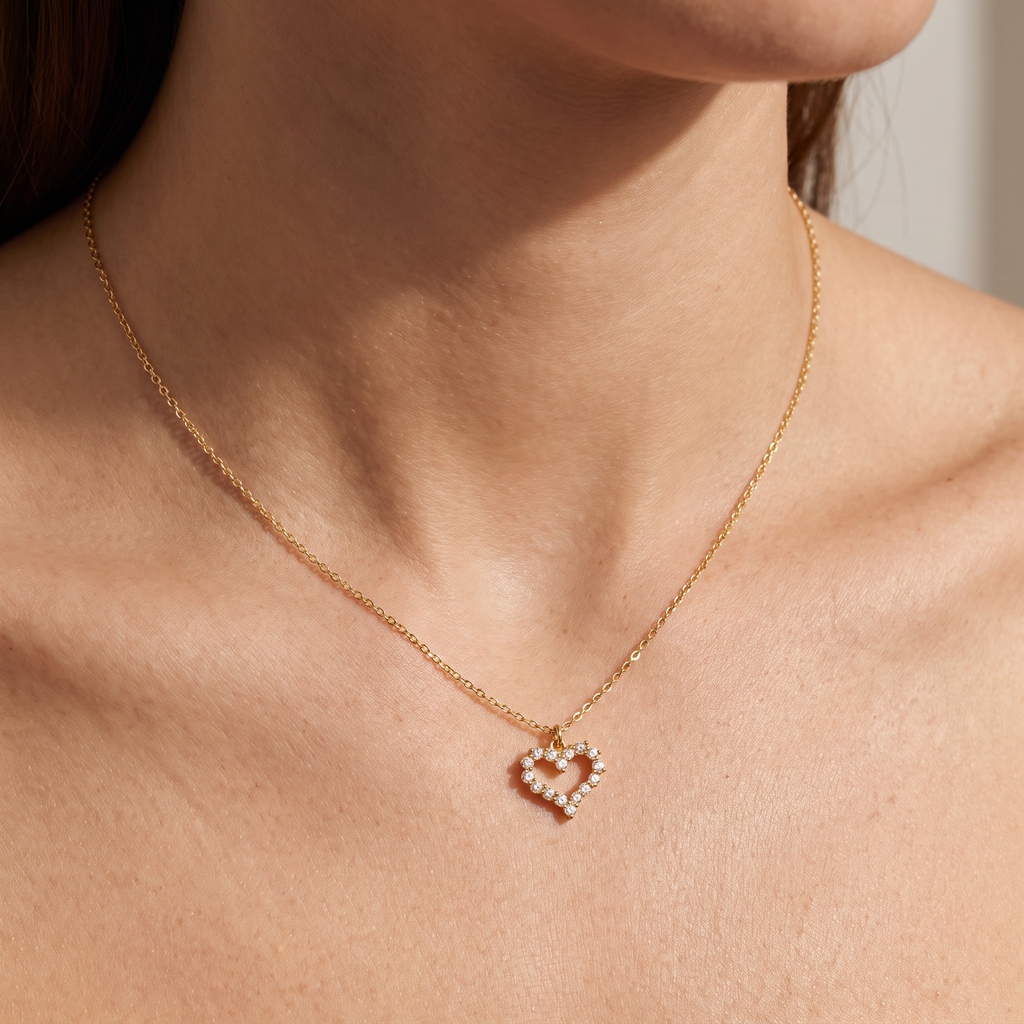 Collier cœur à strass, porté, doré