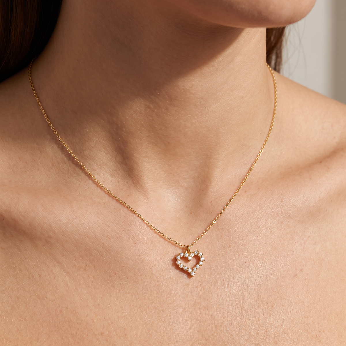 Collier cœur à strass, porté, doré