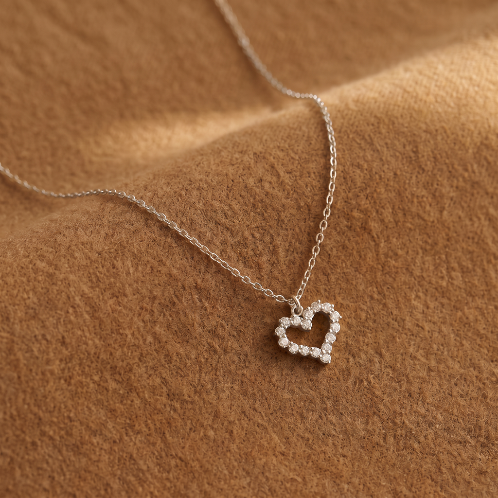 Collier cœur à strass, porté en tenue, argenté