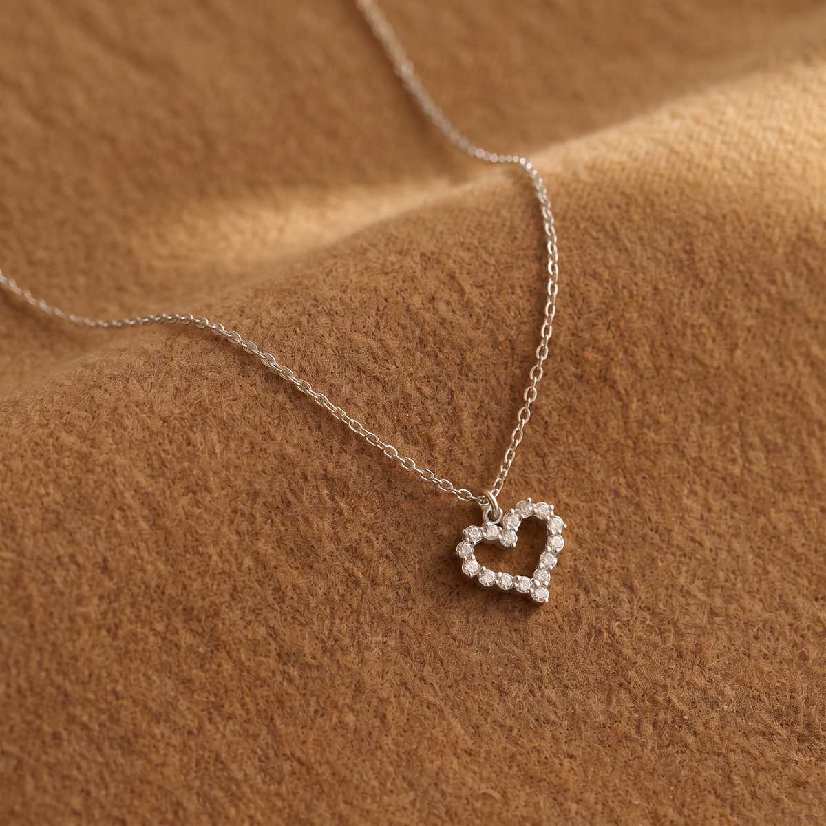 Collier cœur à strass, porté en tenue, argenté