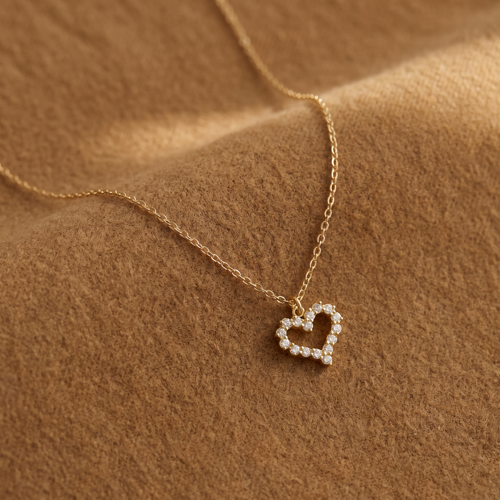 Collier cœur à strass, porté en tenue, doré