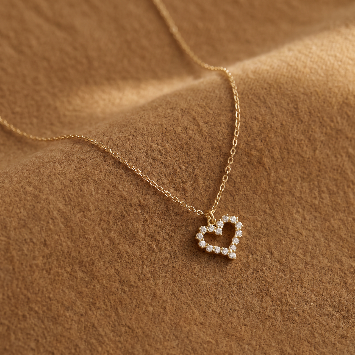 Collier cœur à strass, porté en tenue, doré