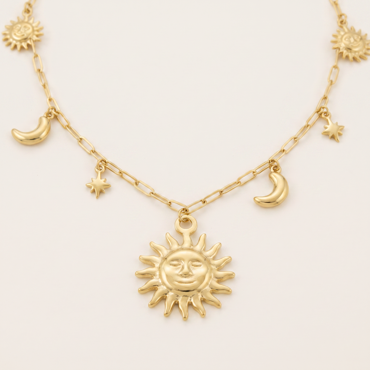 Sautoir étoile, lune et soleil doré, détail du motif