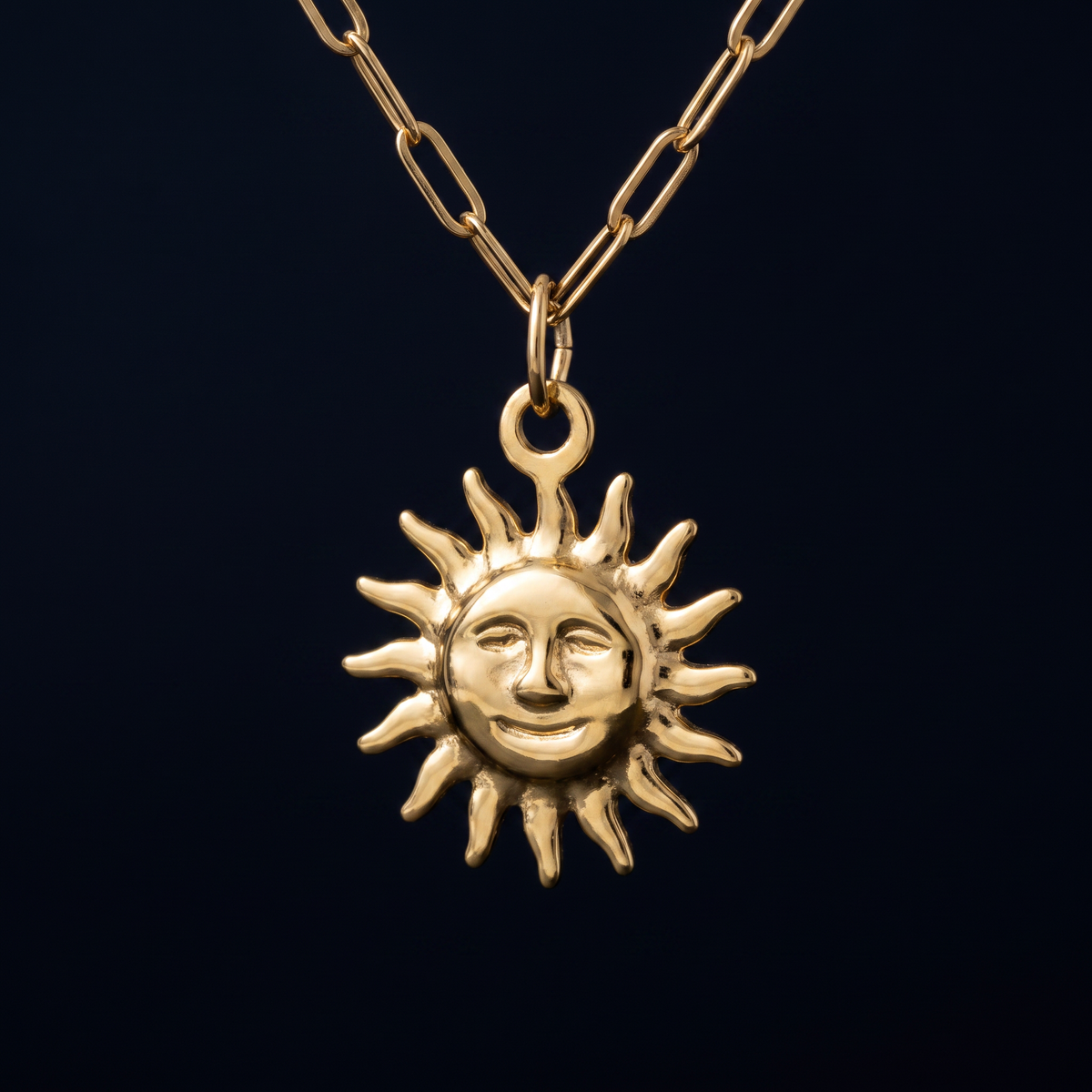 Sautoir étoile, lune et soleil doré, motif en gros plan